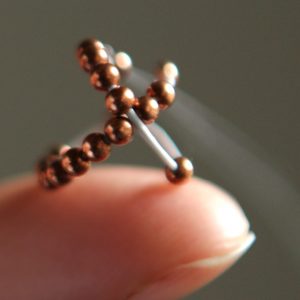 7 A képen az IUB™ Rézgyöngy látható egy újbegyen