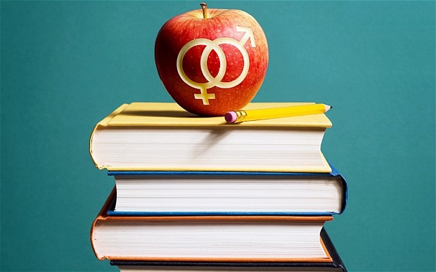 Fiatalság. A képen a szexuális oktatásra utaló összeállítást láthatunk. 3 könyv tetején egy alma, amibe a női és férfi nem szimbóluma van vésve.